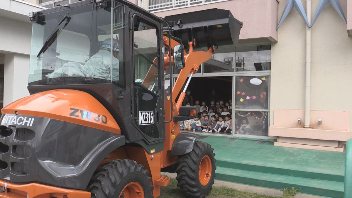 園庭に"はたらく車"登場　運転席に座って園児にっこり　建設業の魅力を次世代に　福井市･聖三一幼稚園