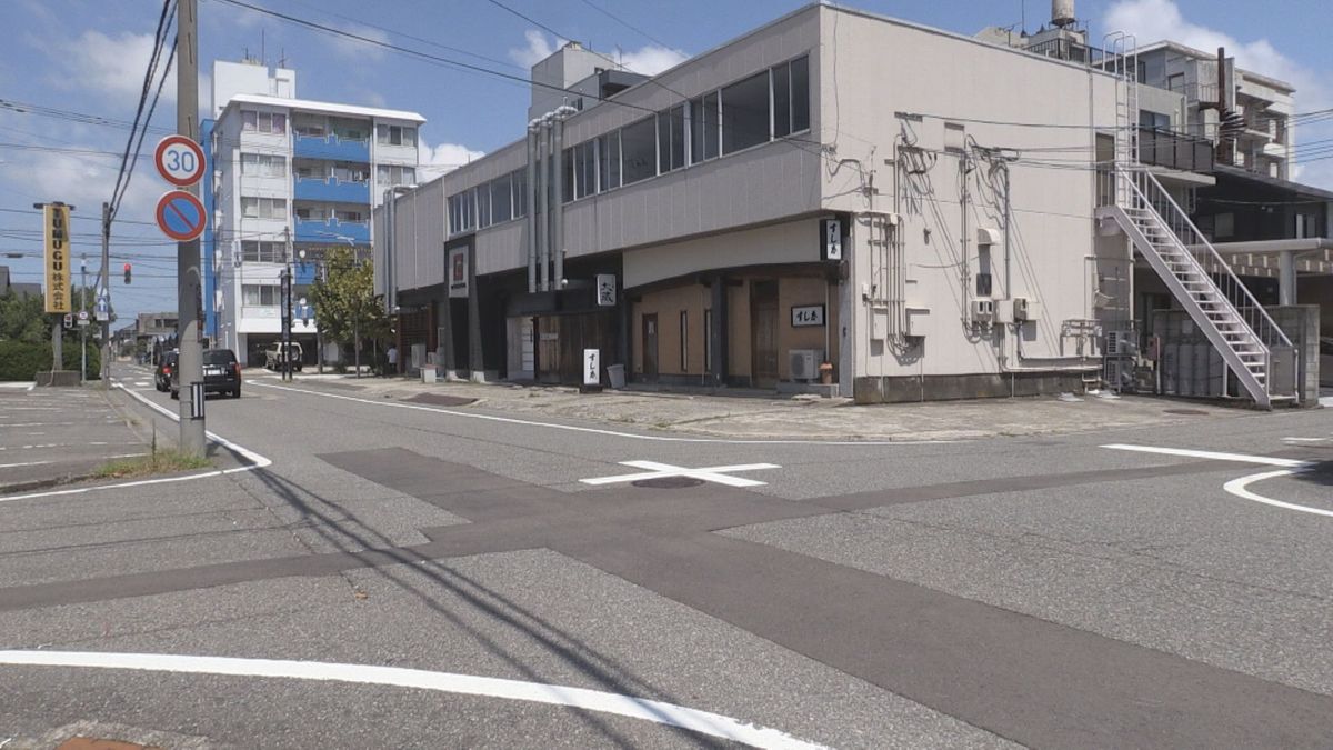 道路横断中に車にはねられ…高齢女性死亡　横断歩道や信号機なし　福井市学園