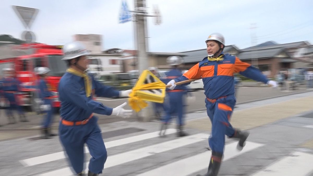 “まとい”をバトンに市街地を激走 160年以上続く勝山市伝統の「走りやんこ」 消防団員165人が防火へ結束高める まといを放り投げる見せ場ものサムネイル