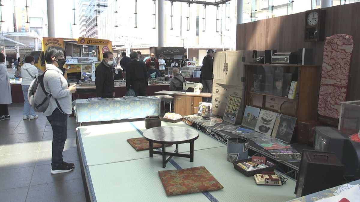今年は昭和100年 福井駅前に昭和を象徴する品物が並ぶ 当時を懐かしむ人が続々と