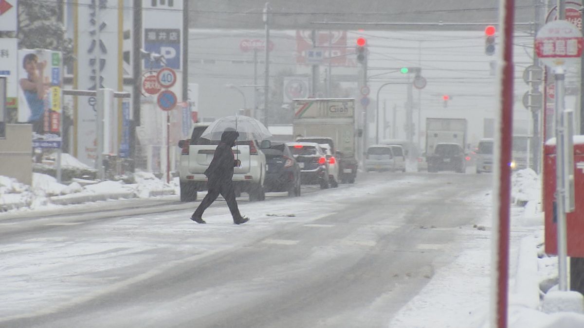 あす夕方にかけて大雪　寒波は週明けまで"居座る"見込み　食料買い込み備える人の姿も