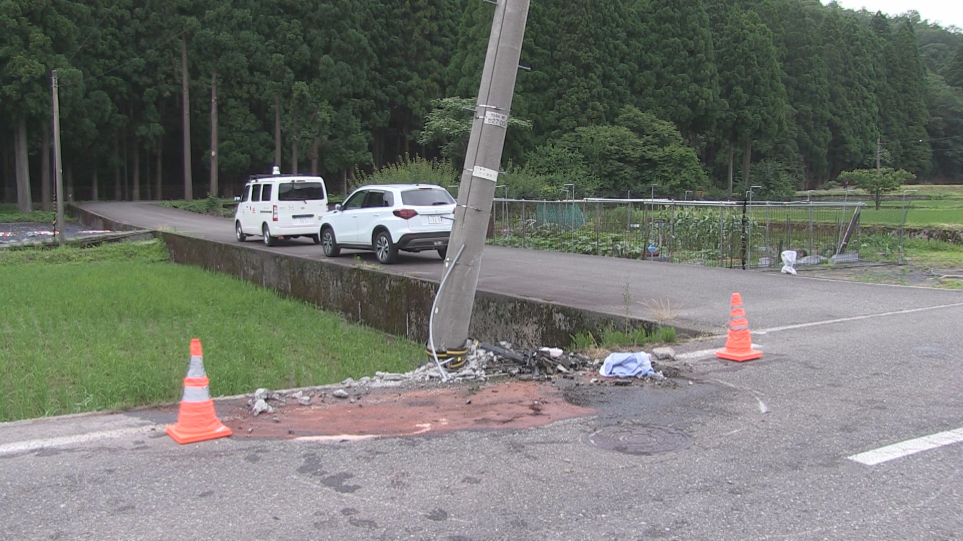 南越前町南条地区の県道で事故　軽自動車が道路脇の電柱に激突　町内の79歳女性が死亡