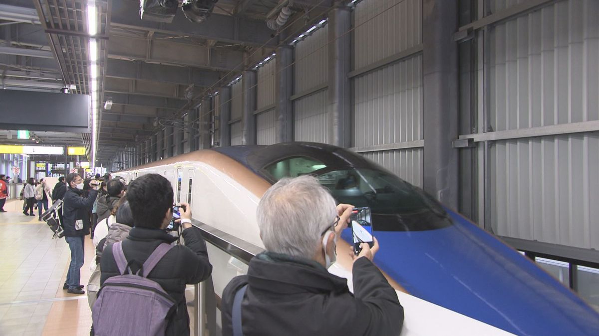 整理券求めて・・「午前3時半から並びました!」 北陸新幹線の停車駅・福井駅で内覧会 近づく開業に期待膨らむ