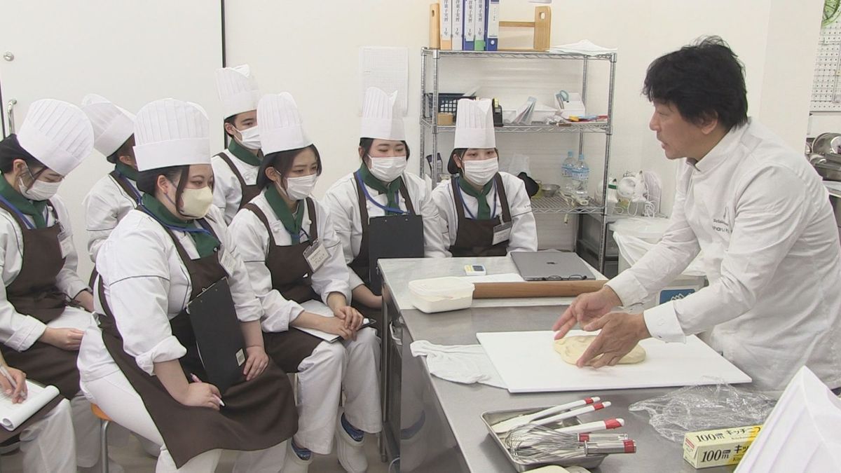 人気パティシエが直接指導 洋菓子の基礎を学ぶ 福井製菓専門学校