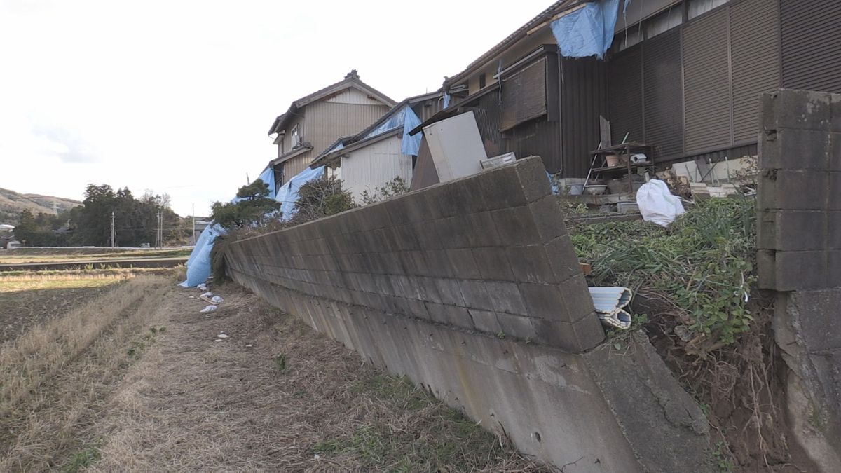 大きく傾いたブロック塀　地震被害も復旧の見通し立たず　あわら市の住宅