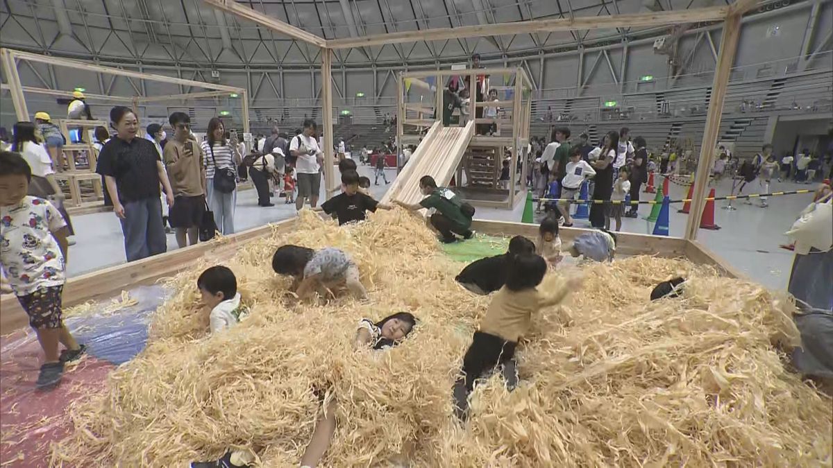 親子が木とふれあい遊ぶ 香りや触感に歓声 フクモクフェス