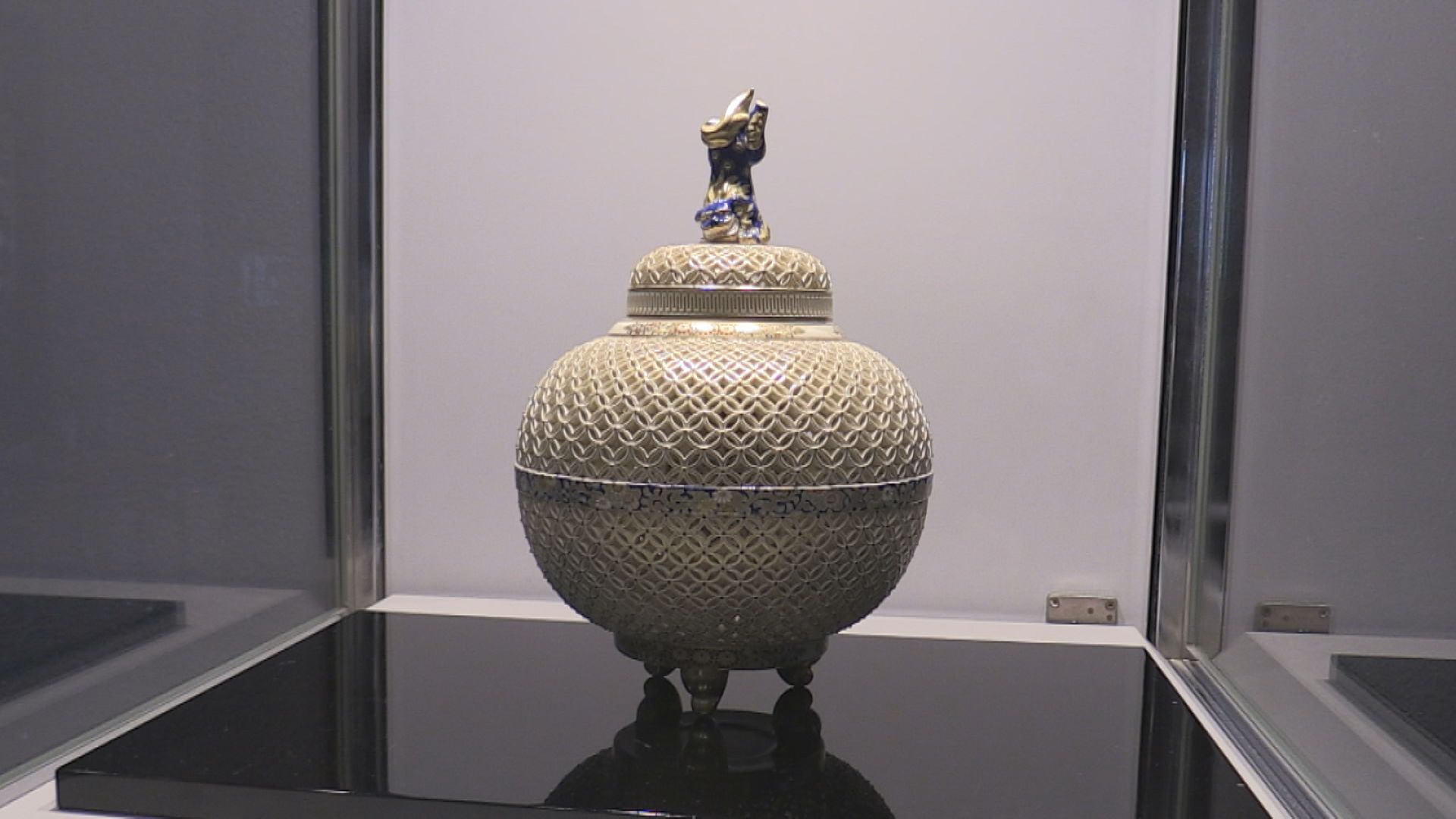 繊細な透かし彫り「白薩摩」 15代目の窯元・沈壽官の作品 クリーム色の