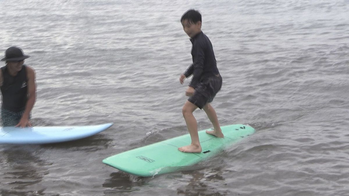 ビーチで波乗り「気持ちいい」　サーフィンやボディボードに挑戦　坂井市･雄島小学校