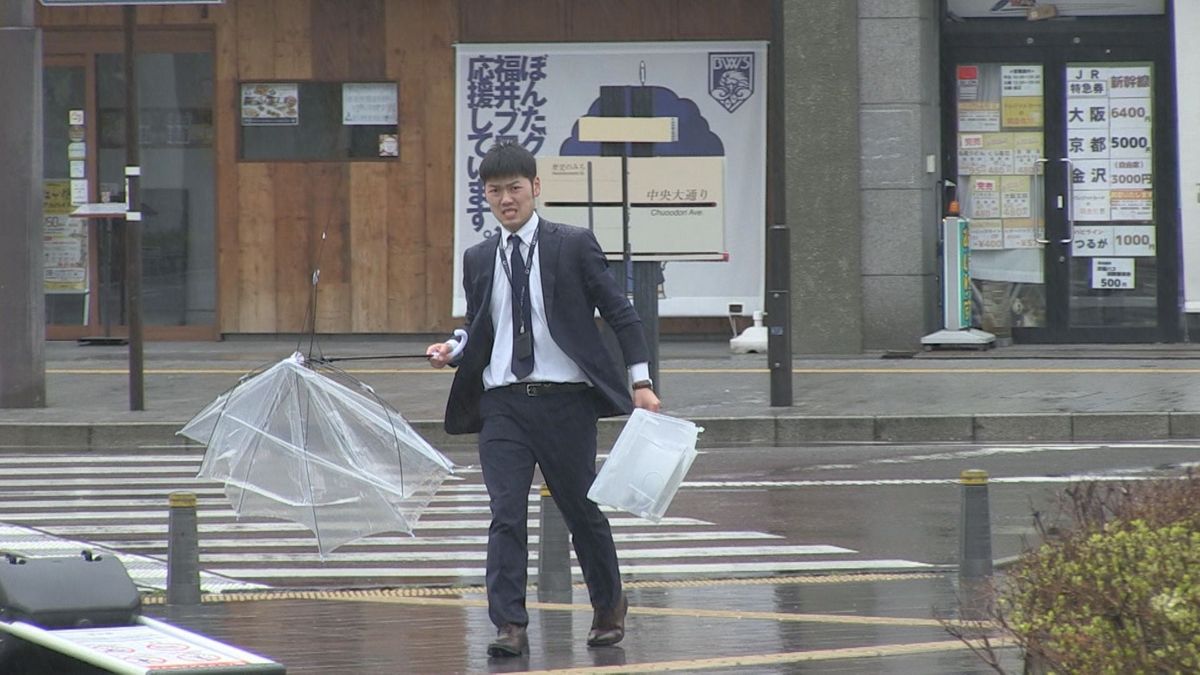 落雷や急な強い雨に注意、今夜遅くまで　強い風で「買ったばかりの傘が…」　大気の状態が非常に不安定に