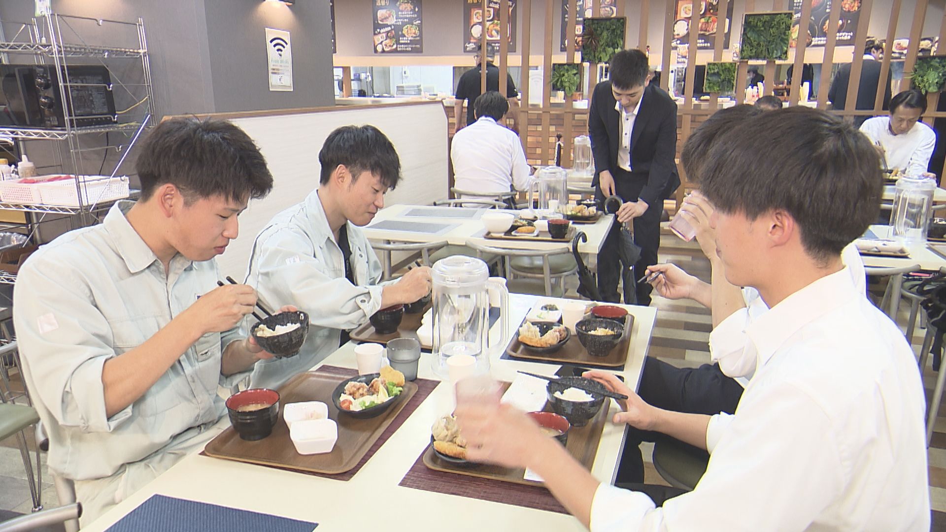 役場の地下食堂で