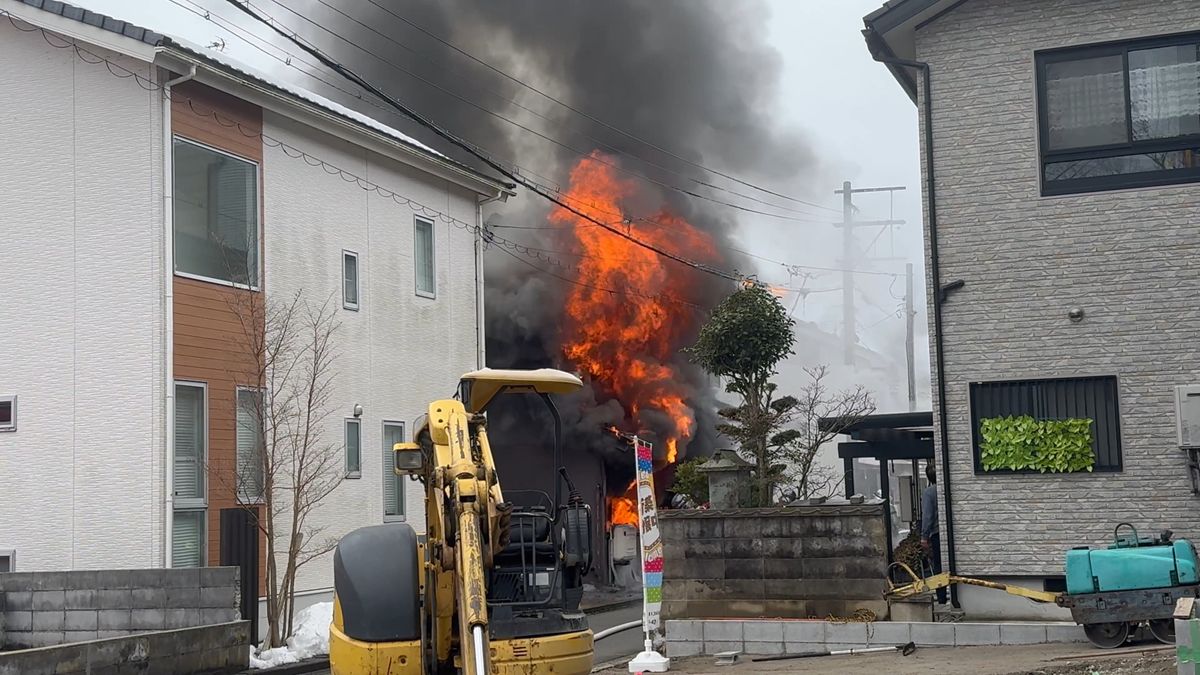 「炎が見える」住宅1棟全焼　高齢の夫婦逃げ出し無事　近隣の住宅4棟に延焼　福井市足羽1丁目