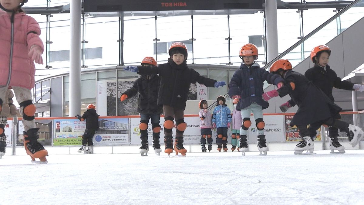 今年も期間限定オープン 特設スケートリンク 子どもたちでにぎわう JR福井駅前･ハピテラス