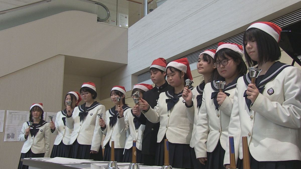 入院患者らに元気を届ける　県立病院に響くハンドベルの澄んだ音　北陸高校の合唱同好会が演奏　感染防止のため合唱は封印