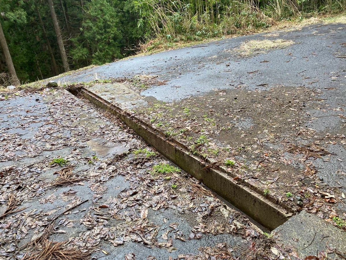 “グレーチング”蓋の盗難相次ぐ　道路の溝を覆う格子状の金属板　越前市の林道、パトロール強化