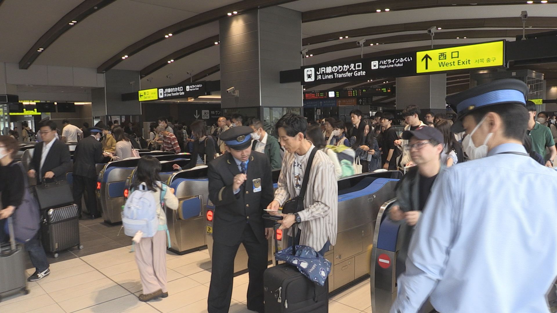 新幹線乗り換えなど混雑、JR敦賀駅　最大10連休のGWスタート　東京から北陸方面は満席相次ぐ