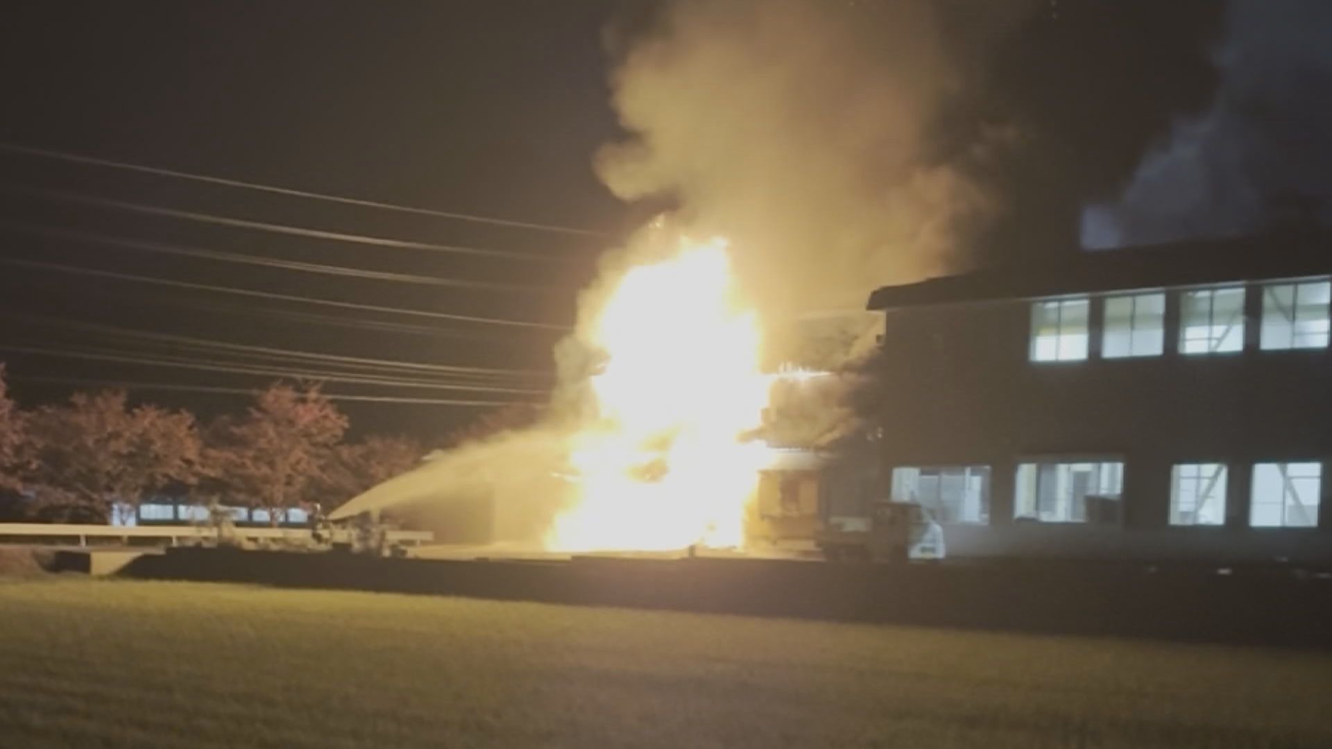 激しく燃え上がる炎　越前市で住宅1棟全焼　80代女性は逃げ出し無事　50代息子は外出中　警察と消防が出火原因を調べる