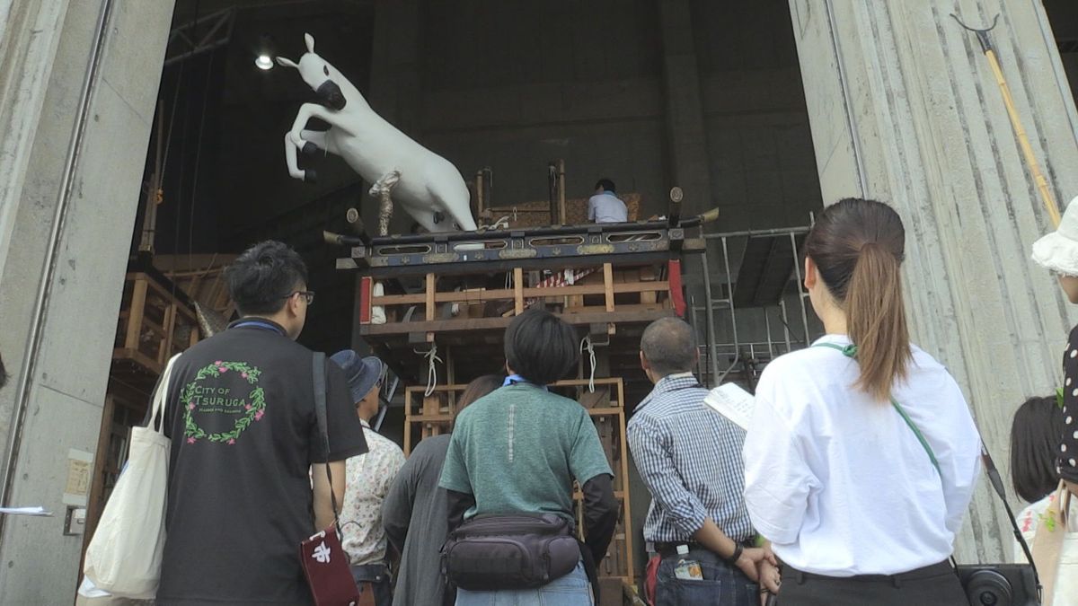 山車会館の裏側に潜入 敦賀まつり前にバックヤードツアー 山車や装飾品を間近で 貴重な資料や現場に興味津々