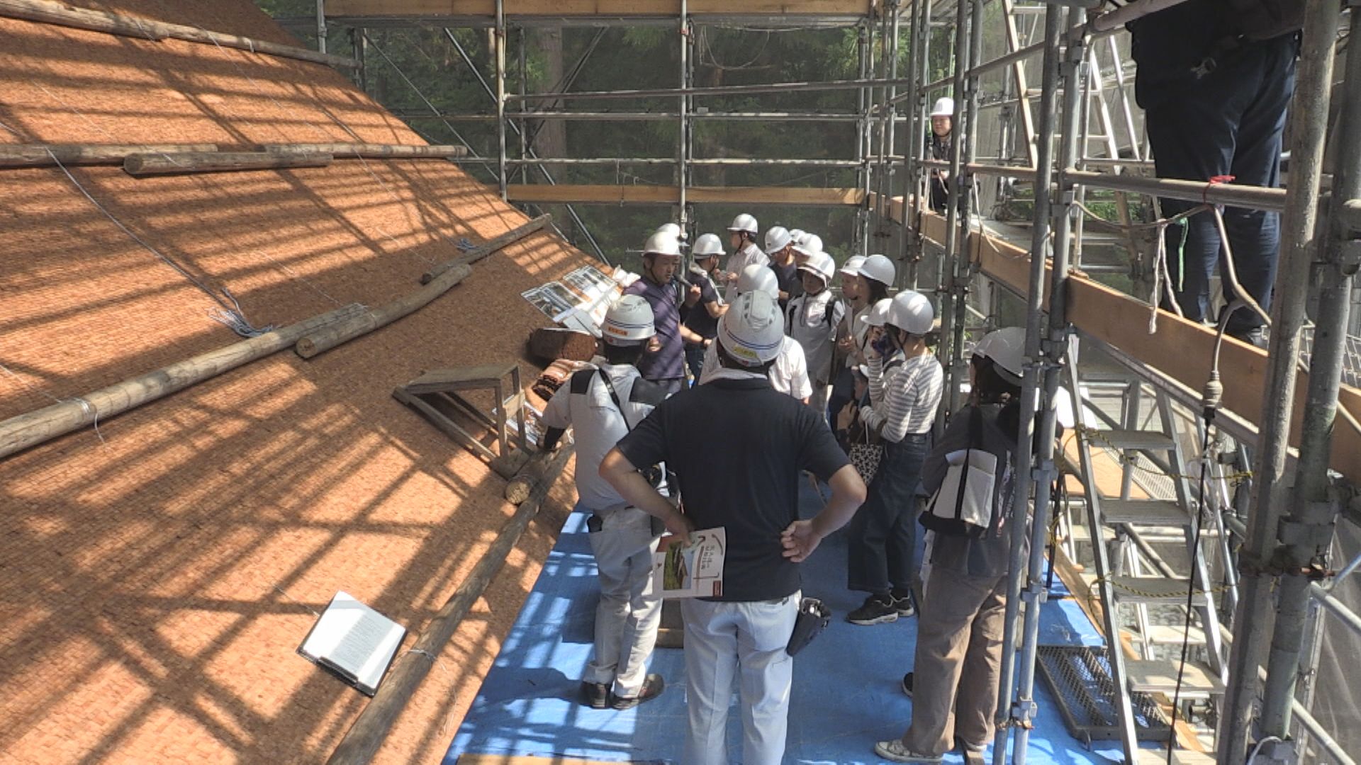 60年ぶり屋根葺き替えの小浜市の神社で見学会　伝統技法の檜皮葺(ひわだぶき)に触れて文化財へ理解深める　