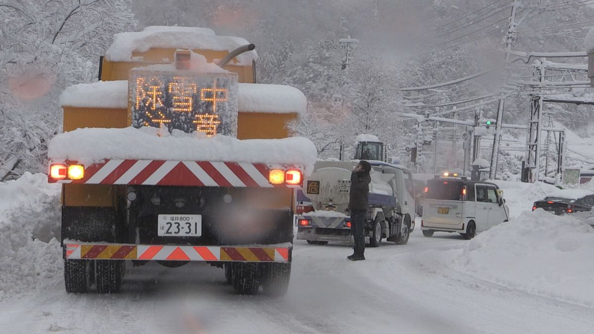 嶺南に"ドカ雪"、一晩で20センチ　3連休なのに…あぁ足止め　幹線道路で予防的通行止め実施　大雪はピーク越える