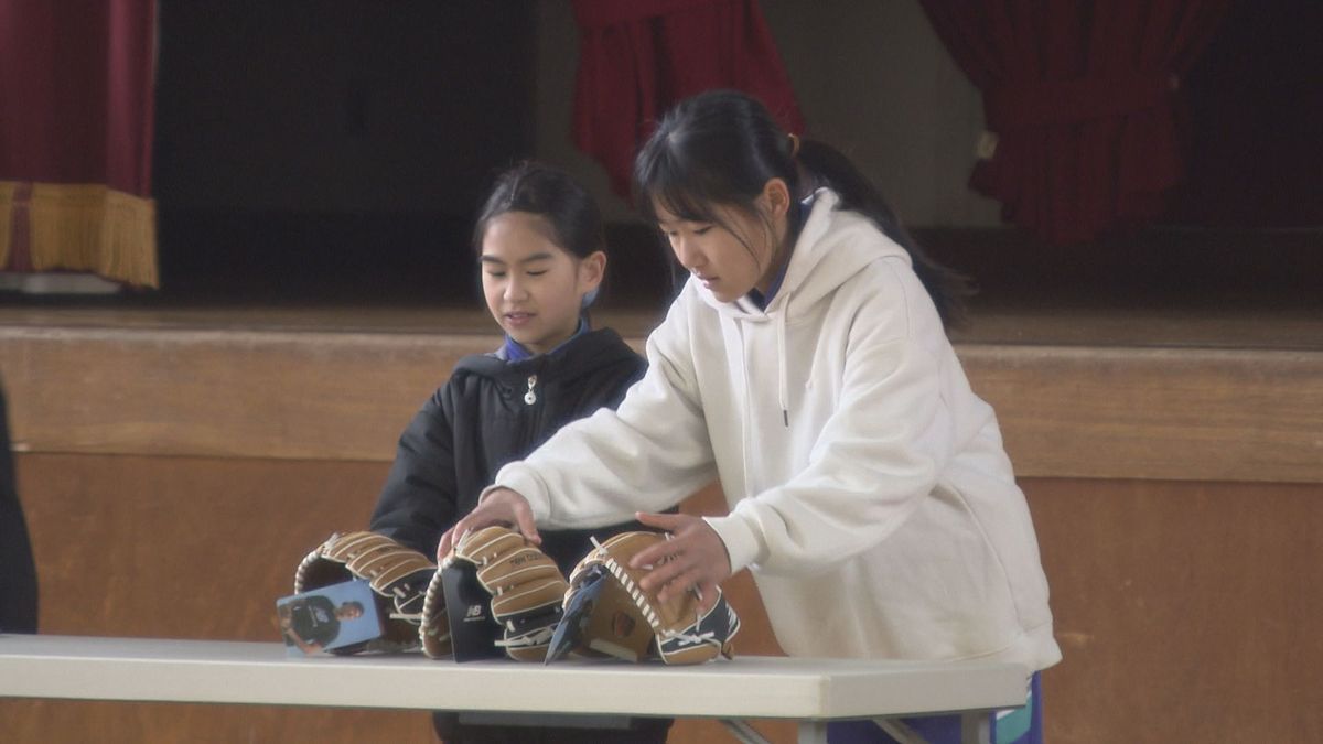 大谷翔平選手のグローブ 福井市内の小学校にも届く キャッチボールで感触確かめる