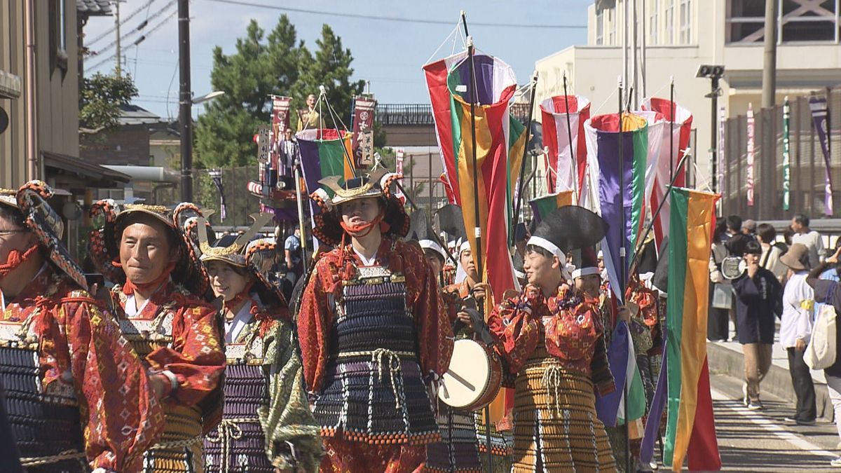 武者行列200人が練り歩き、城下町に活気 上級武士の人数増やして迫力アップ 50年以上続く「丸岡古城まつり」 「お城EXPO」にあわせて