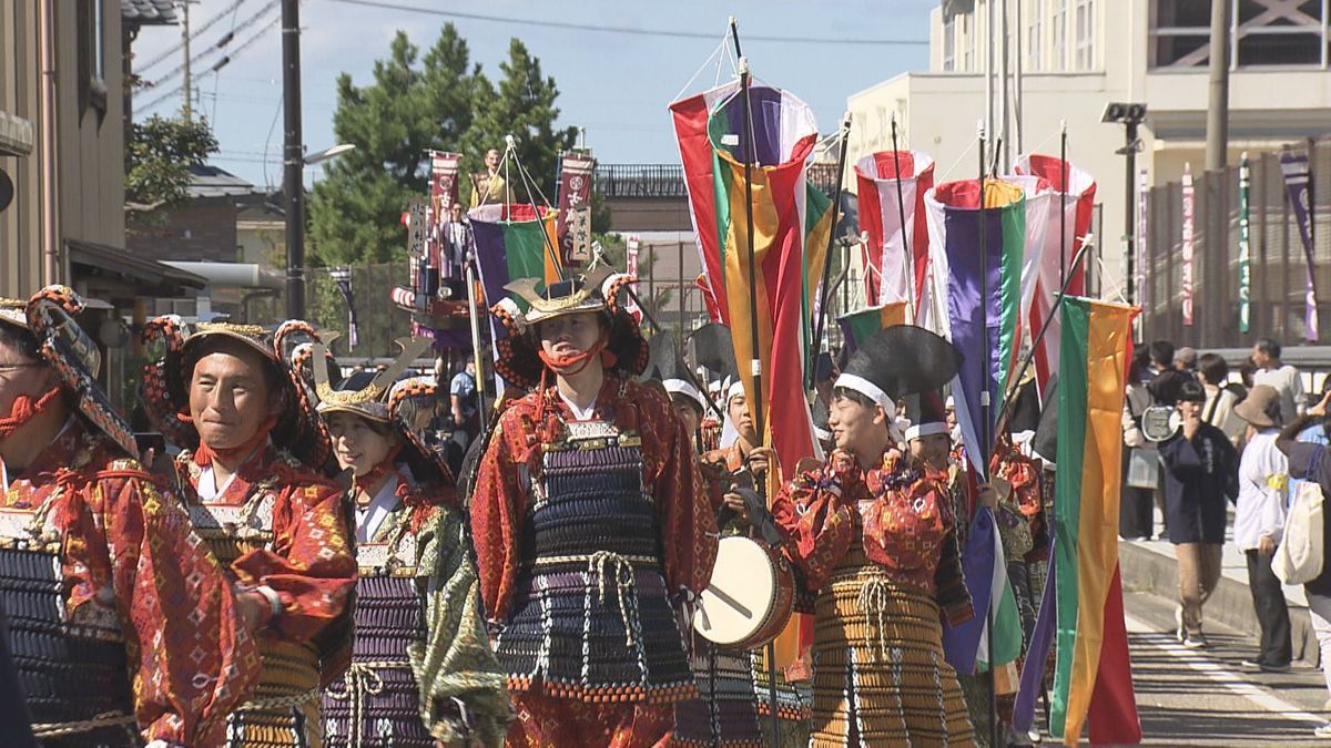 武者行列200人が練り歩き、城下町に活気　上級武士の人数増やして迫力アップ　50年以上続く「丸岡古城まつり」　「お城EXPO」にあわせて