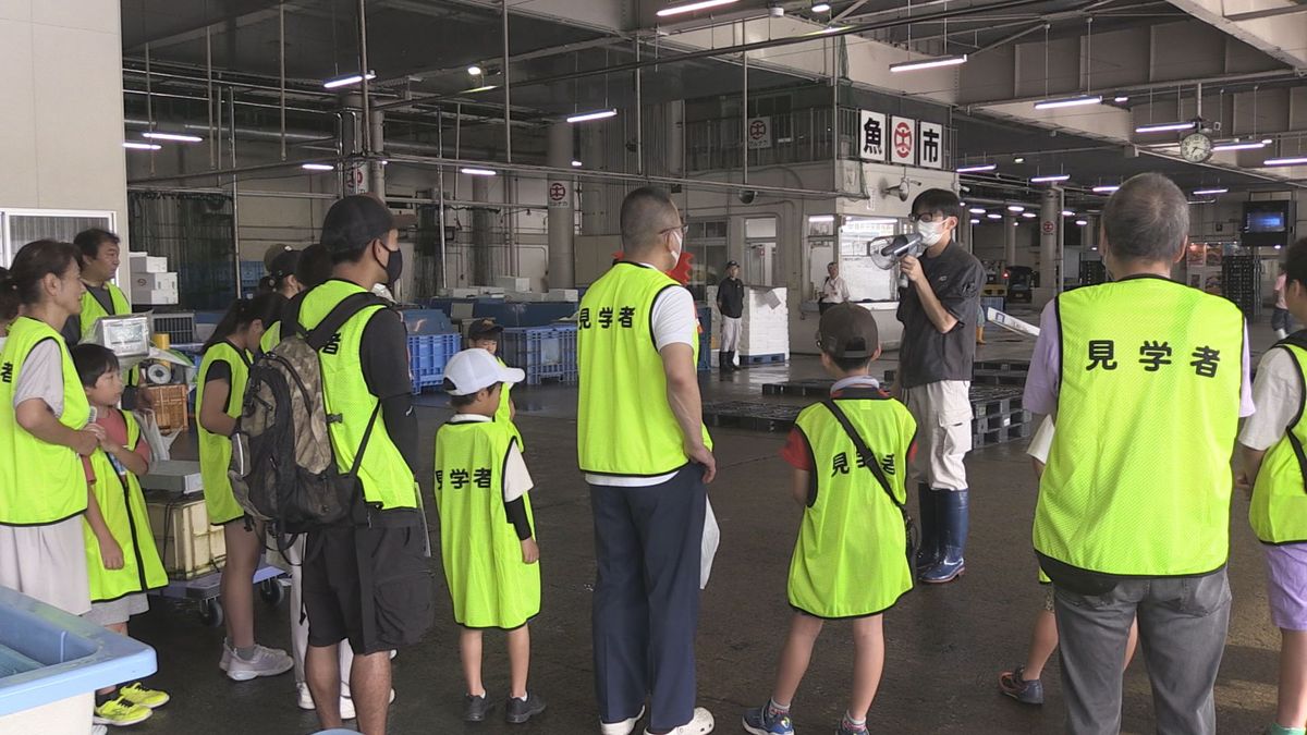 競りのサインなど学ぶ 夏休みの子どもたちが市場見学 福井市・中央卸売市場