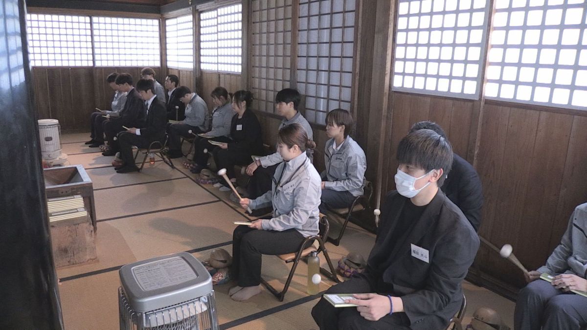 新入社員研修は念仏と写経　敦賀市の寺で心リラックス　心落ち着かせ仕事への意欲アップ