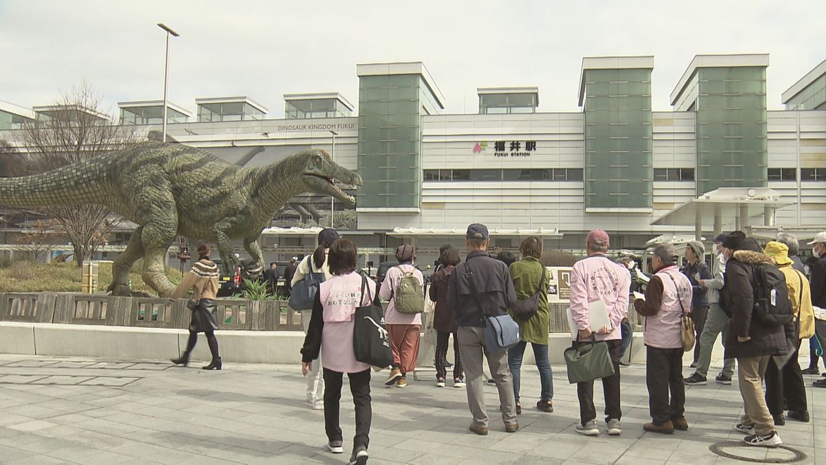 【北陸新幹線】猛烈アピール"恐竜王国"　キラーコンテンツに成長　福井駅前で恐竜ロボット増殖、ホテルや土産物まで