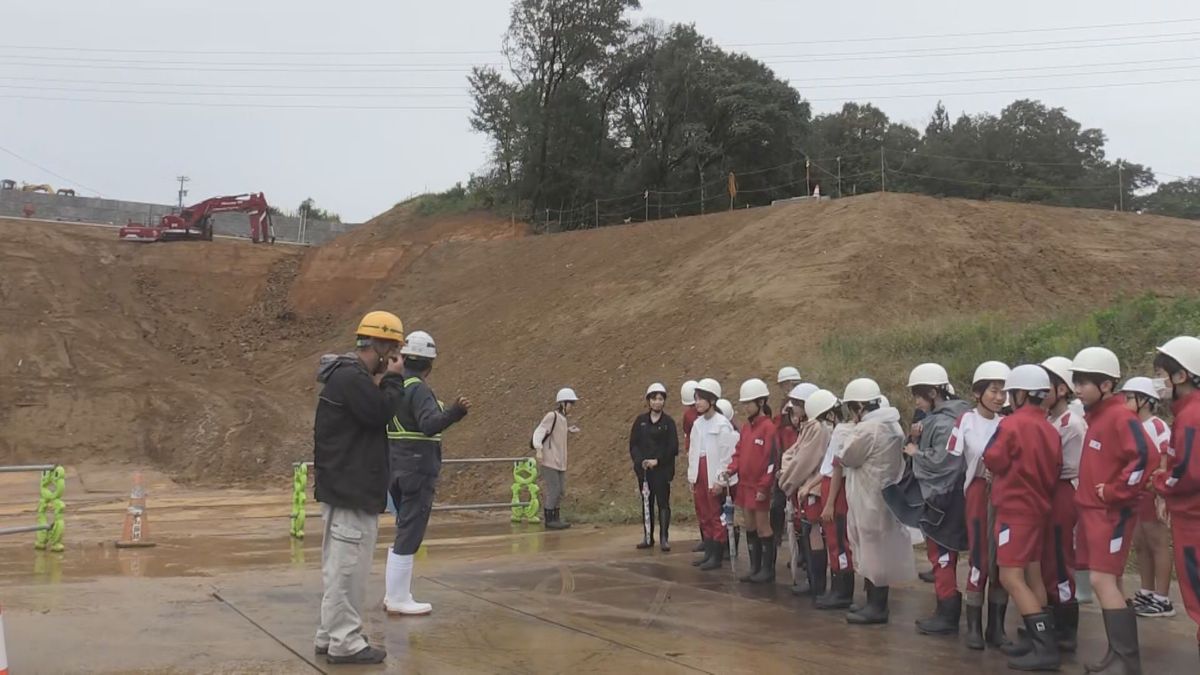 児童が復旧工事の現場見学　能登半島地震で道路陥没　あわら市･名泉郷地区　完了は来年3月の見込み