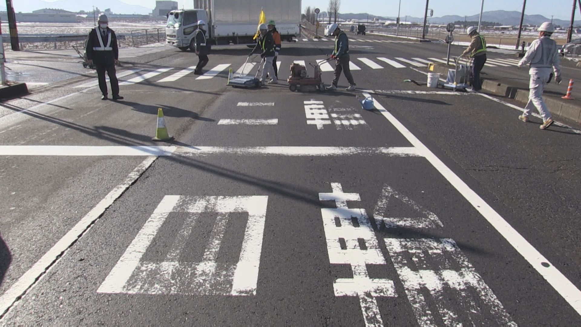 バイク専用の停止線無くします！」すり抜け増えてかえって危険に？国道8号で作業進む（2024年1月16日掲載）｜FBC NEWS NNN