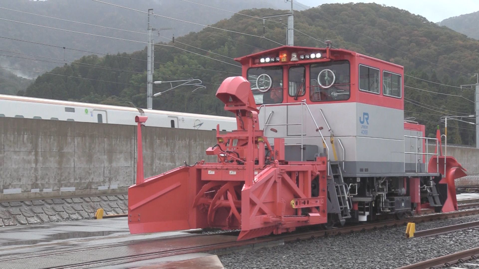 新幹線用の除雪車点検 ラッセル車とロータリー車が一体に 冬将軍に