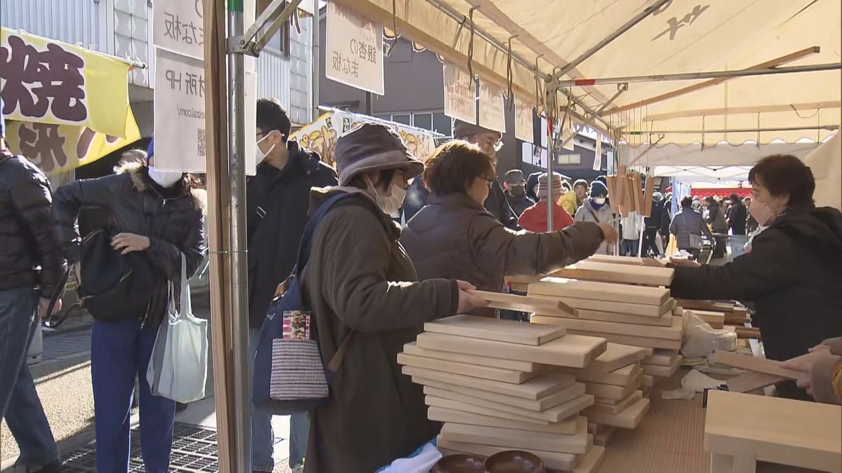 木工品や特産品ずらり　恒例の「勝山年の市」　43の店やキッチンカー並ぶ