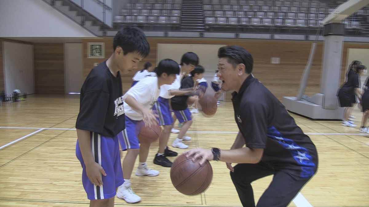 B1選手らによるバスケットボール教室 中学生がプロの技を体感、上達への意欲高める 愛知・シーホース三河 越前市で開催