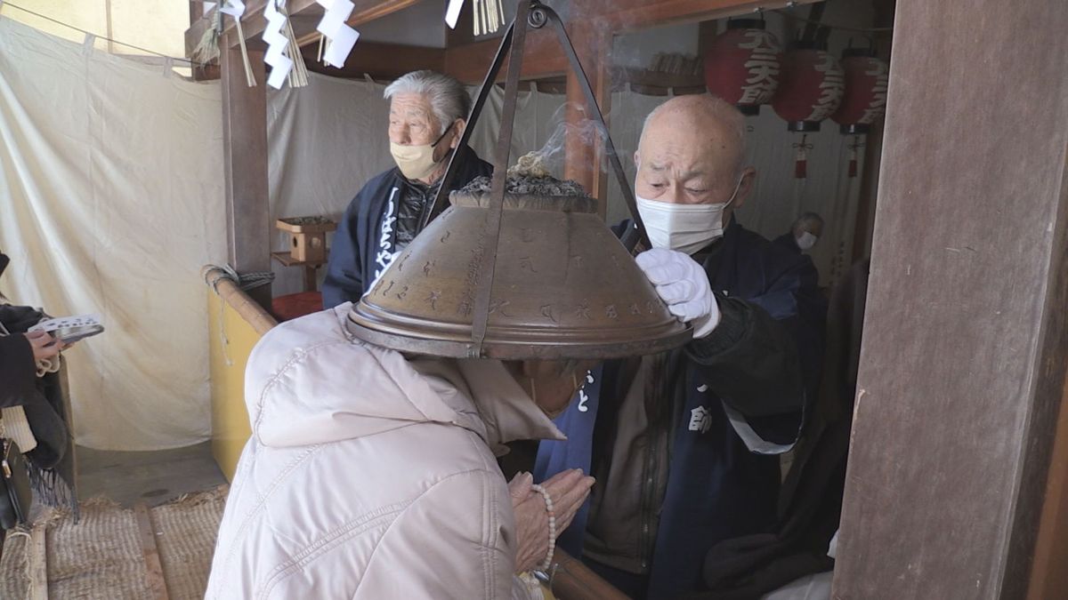 お灸をのせたすり鉢を頭にかぶって無病息災願う 鯖江市の寺で伝統のすりばちやいと