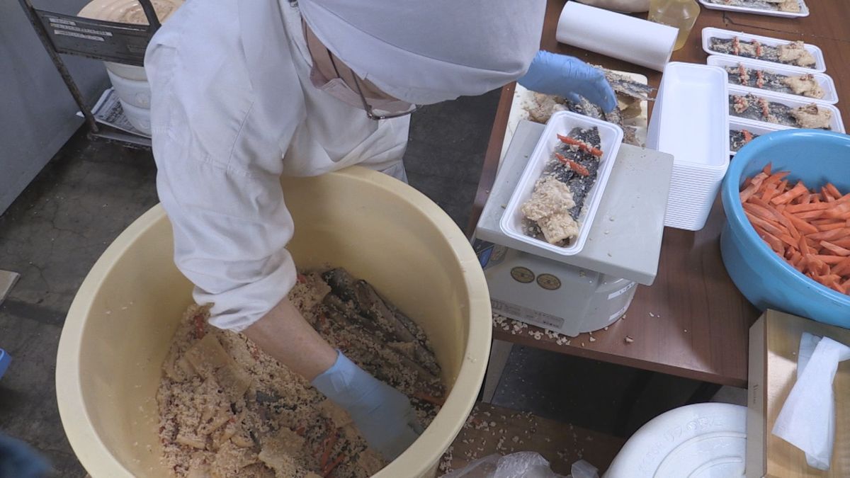 「にしんずし」出荷最盛期 嶺南地域の郷土料理 正月の食卓彩る 敦賀市内の加工場は大忙し