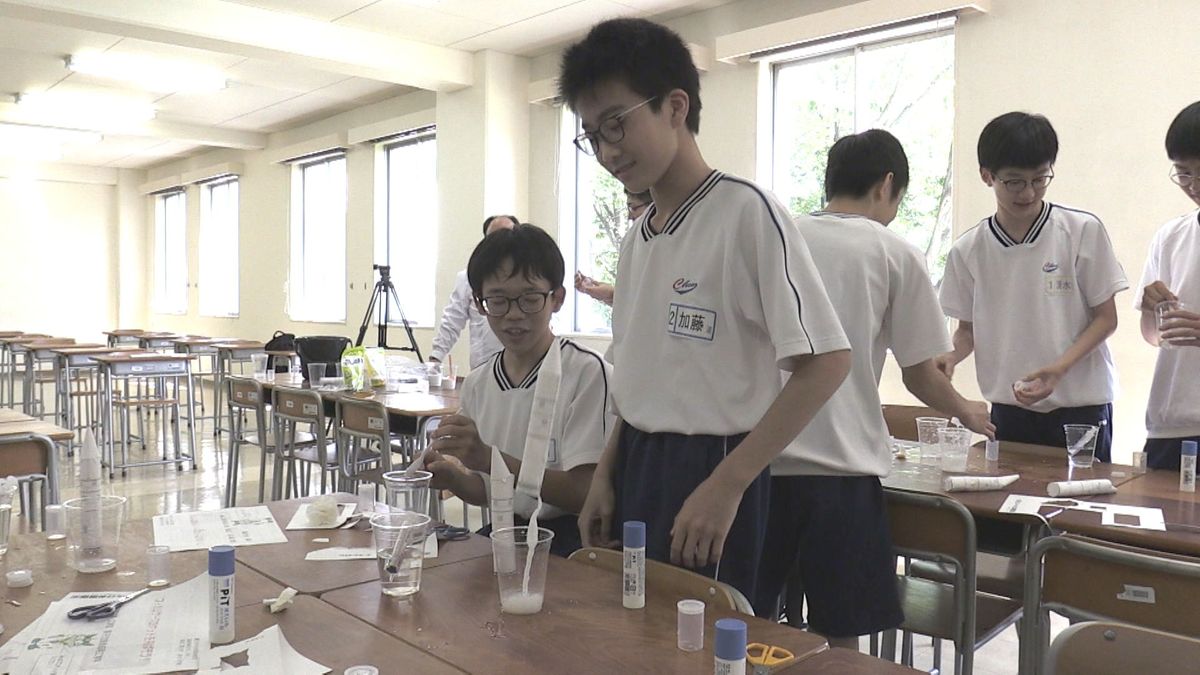 手作りロケット飛んだよ 夏休み中の中学生が科学の面白さ体感