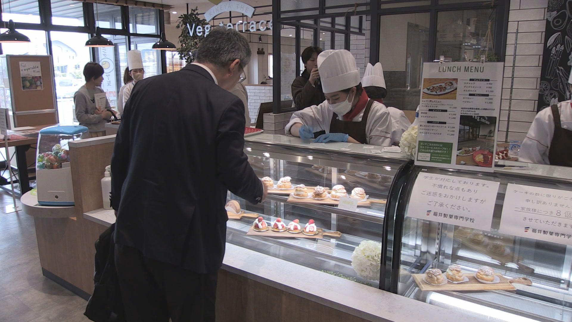 手作りの洋菓子販売　店頭に立って接客の大切さなど学ぶ　福井製菓専門学校