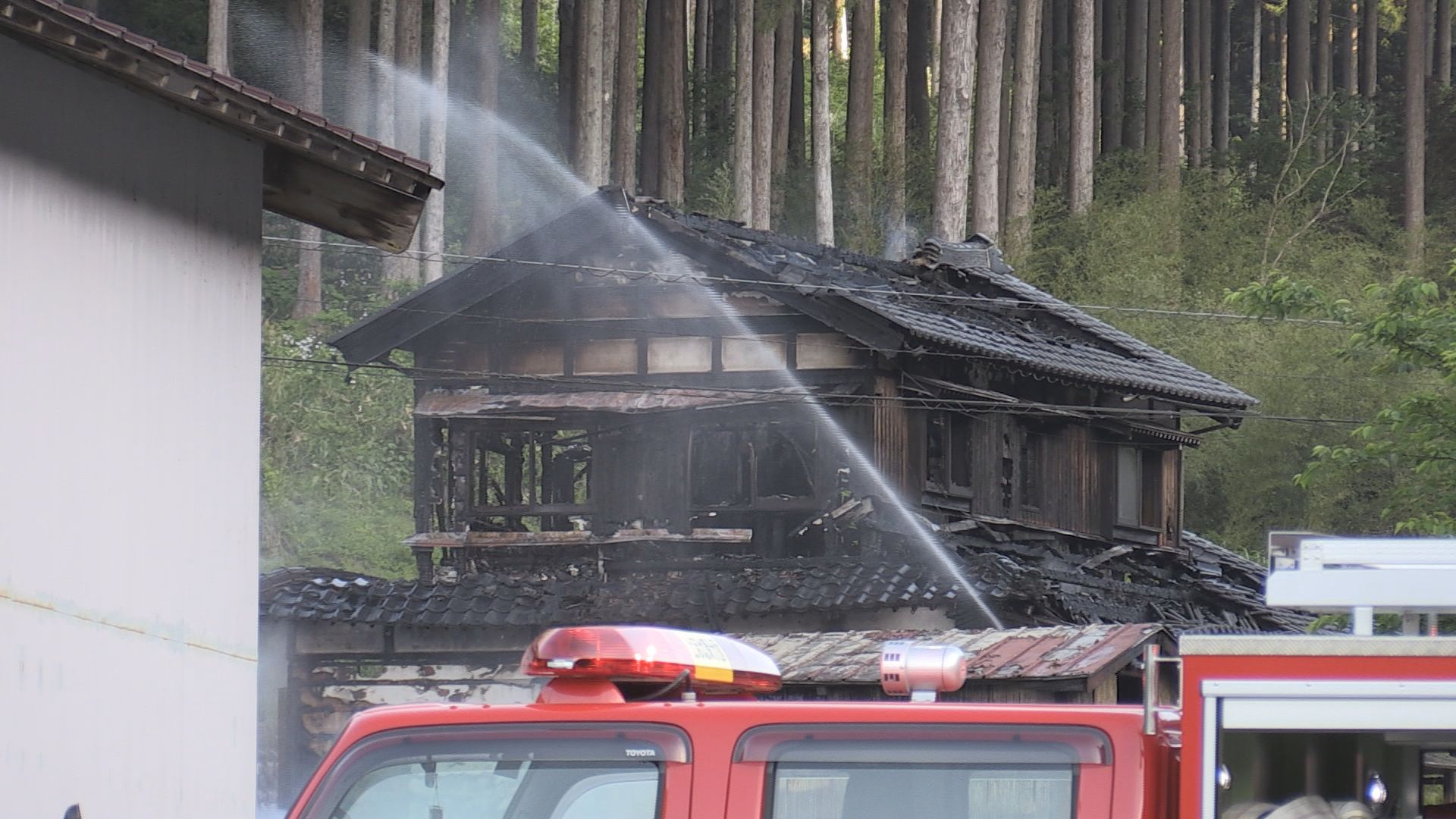 永平寺で住宅２棟全焼　３人が顔などに火傷　命に別条なし　延焼した山林1万5000平米焼く
