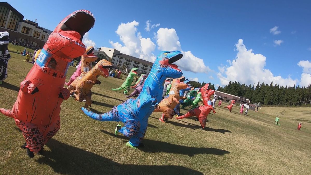 タイムスリップ!?ティラノサウルスがゲレンデを疾走 恐竜王国でユニークなレース 参加者は去年の2倍 新幹線開業との相乗効果狙い、冬にも開催予定