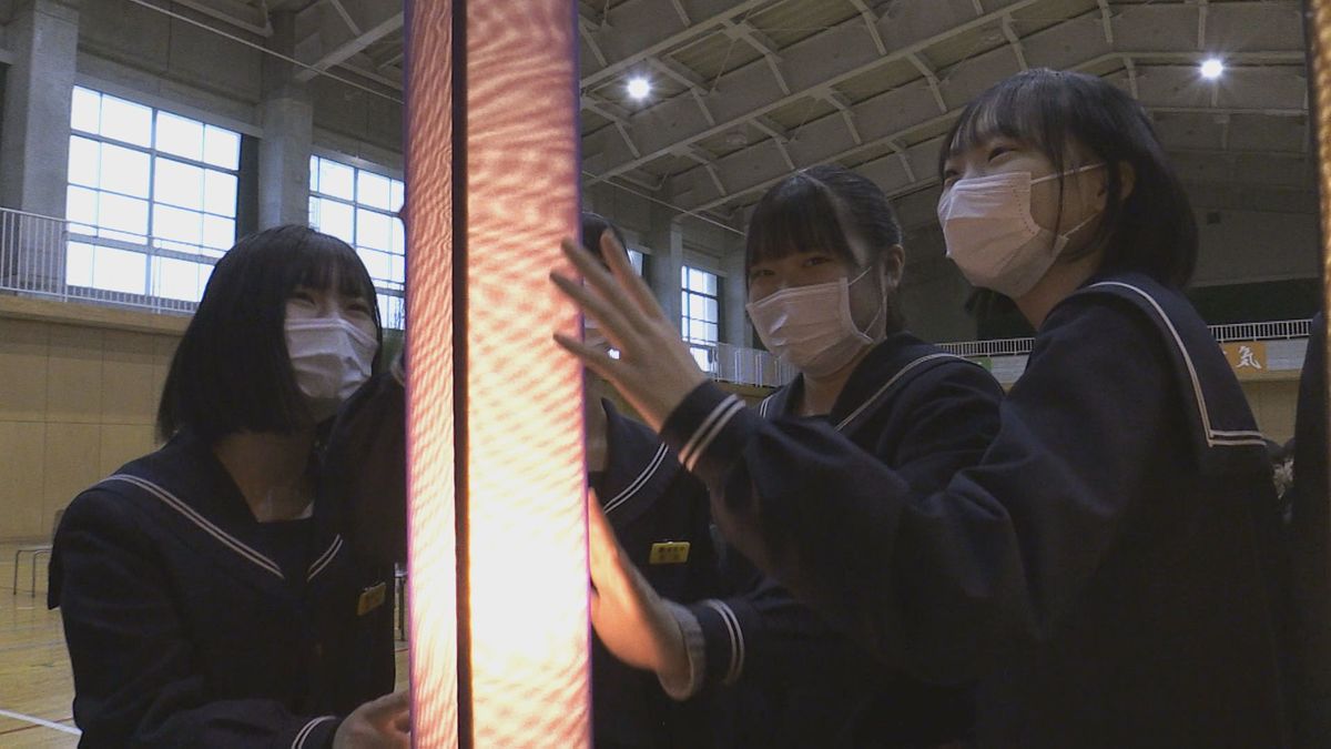 やさしい灯りにスパイクシューズも　繊維王国の「カラミ織り」の技術に中学生たちが驚き