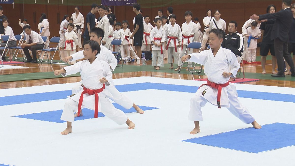 「お母さんたちの応援のおかげで…」小中学生が気迫の演武を披露 県内ナンバー1決める空手道秋季ジュニア選考大会