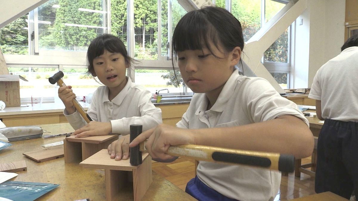 児童が県産スギ材でペン立て作り　全国育樹祭を前に木に親しむ　手触りや香りなど五感で体感