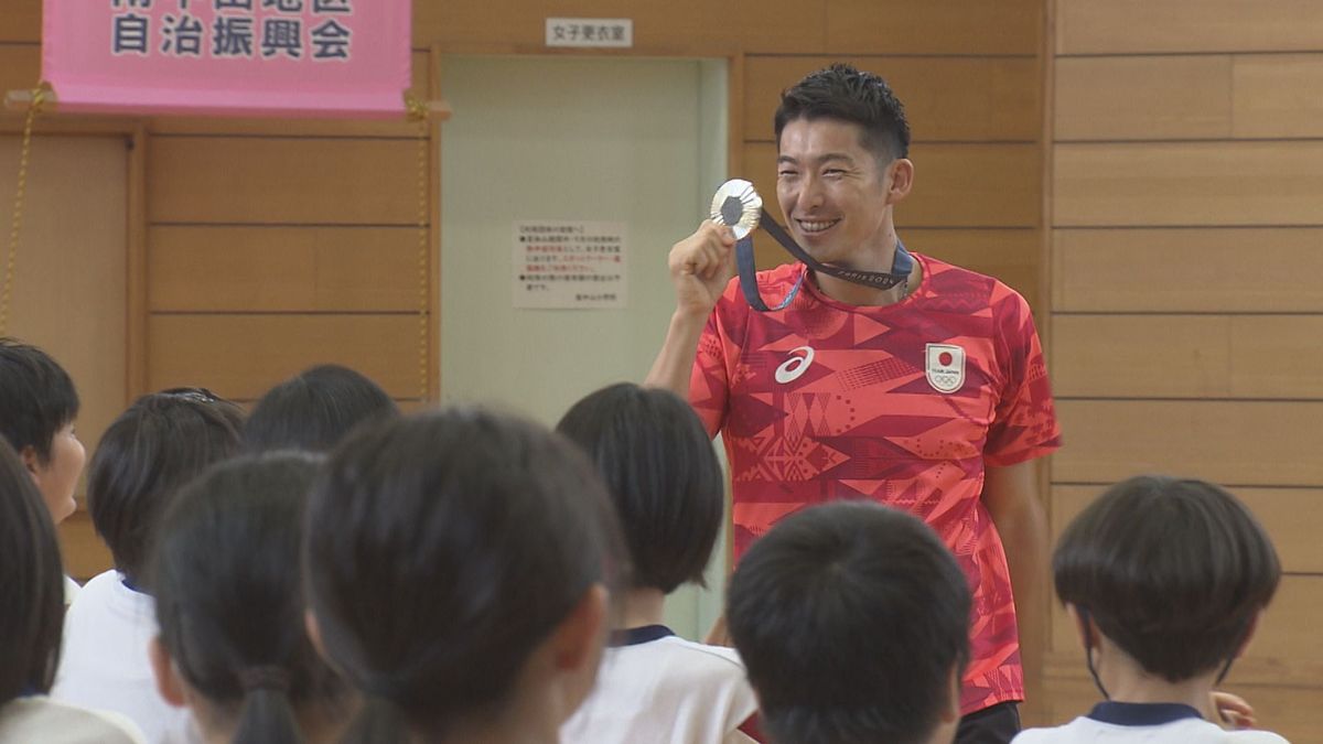 母校の児童にエール「精いっぱい努力を」 フェンシング見延和靖選手 パリ五輪の銀メダルを手に訪問 越前市・南中山小学校