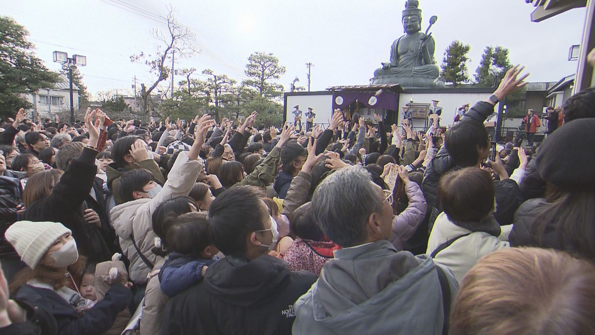 鬼は外 福は内 福井市の寺の豆まきに大勢の参拝客 お多福行列では住民が豆をまいて厄払い