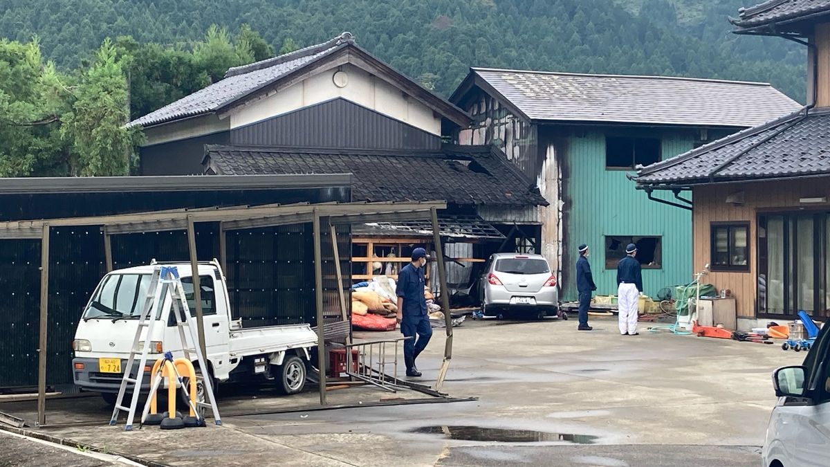 乗用車が小屋に突っ込む　爆発音とともに炎上　直前に軽トラにも衝突か、74歳男性運転　大野市今井