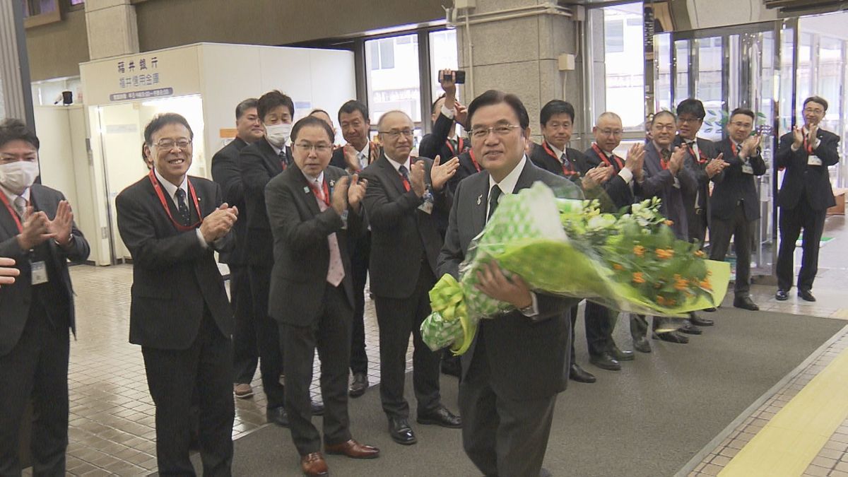 西行茂市長が初登庁 「新幹線開業を最大限活用」 福井市長選挙で初当選