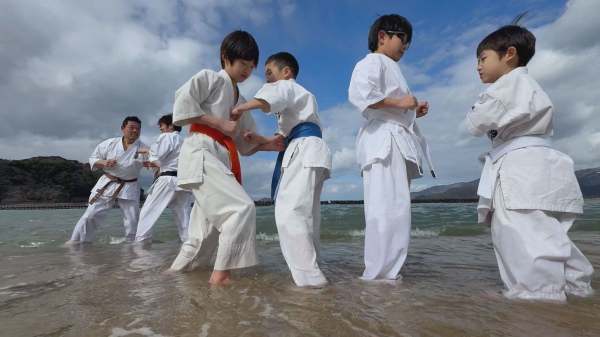 寒さに耐えて、えいや! 空手の寒稽古で心身鍛える 小浜市・人魚の浜海水浴場