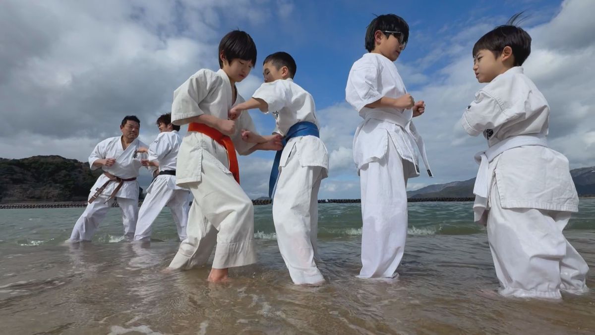 寒さに耐えて、えいや！　空手の寒稽古で心身鍛える　小浜市･人魚の浜海水浴場