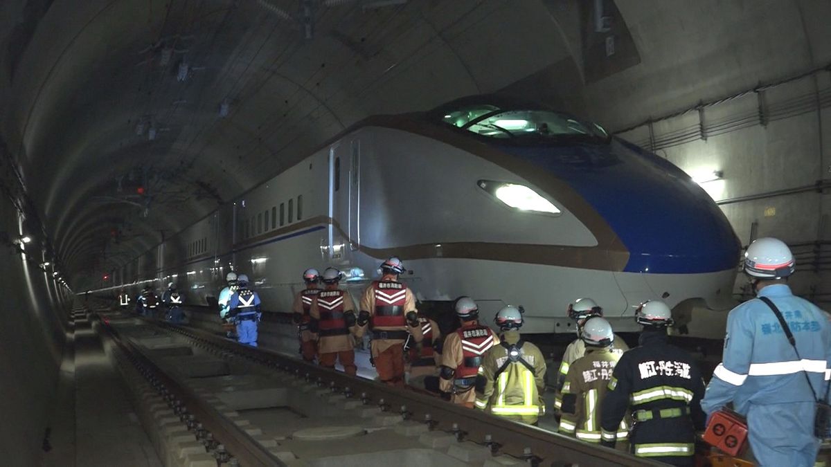新幹線の脱線事故を想定し救助訓練　新北陸トンネル内で初めて実施　避難路を通ってトンネル外へ搬送